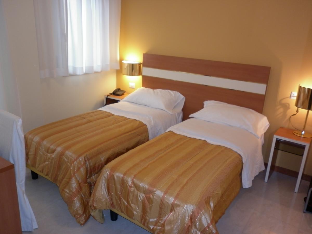 Hotel Gf Cesano Boscone Eksteriør billede