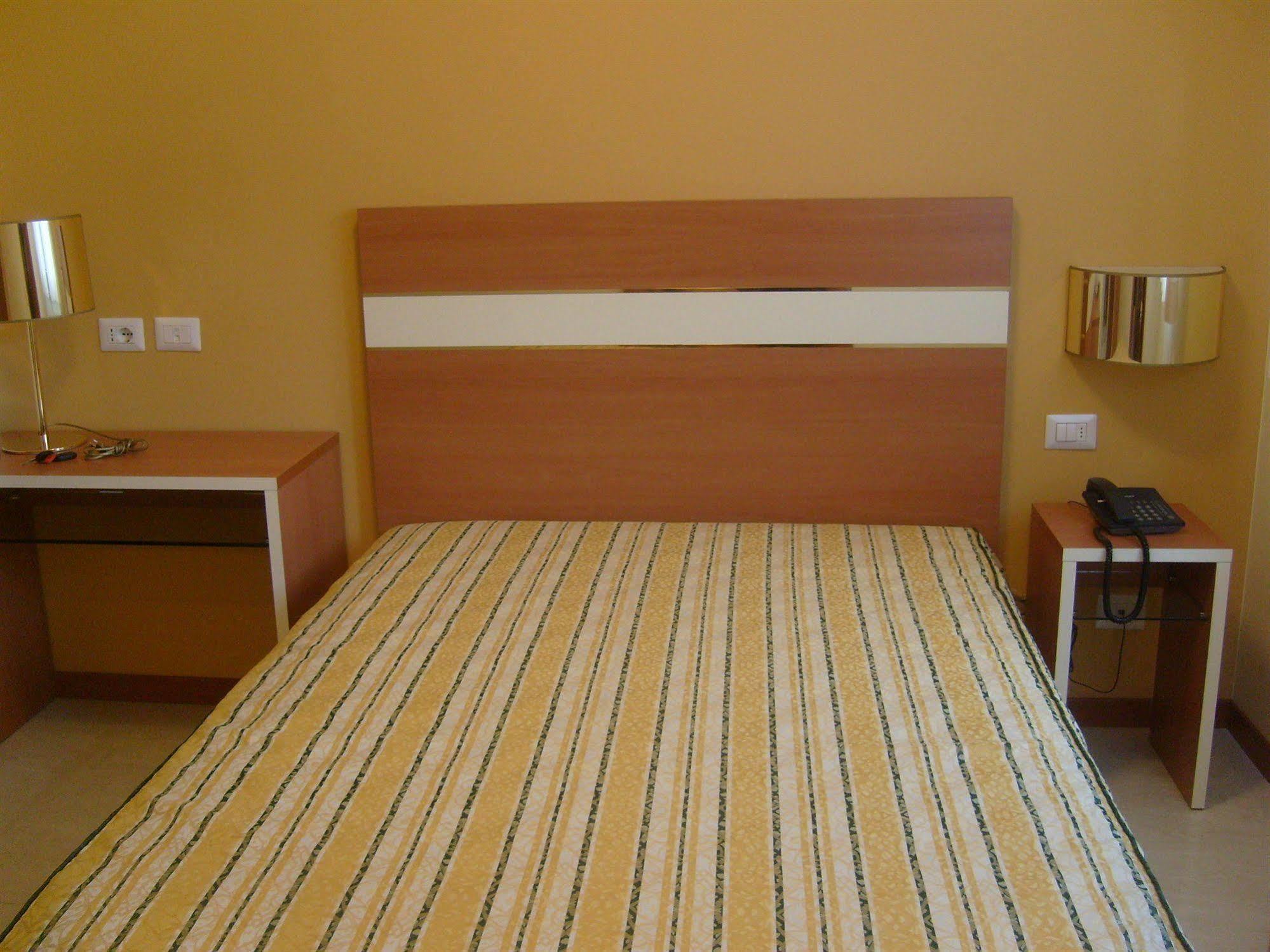 Hotel Gf Cesano Boscone Eksteriør billede